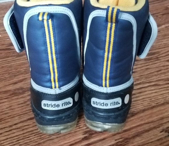 NEW Light Up Snow Boots - Picture 3 of 4